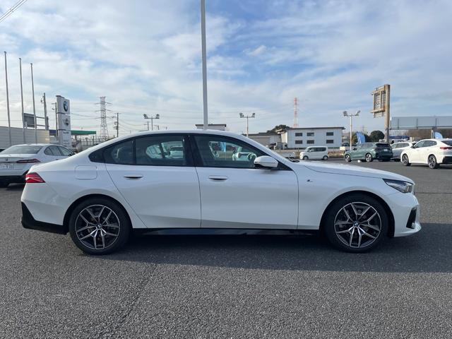 ５シリーズ ５２３ｄ　ｘＤｒｉｖｅ　Ｍスポーツ　認定中古車／元試乗車／コンフォートドライビングＰＫＧ（アダプティブサスペンション／インテグレイテッドアクティブステアリング／ランバーサポート／４ゾーンオートエアコン）／Ｄアシストプロ／Ｐアシストプロ（5枚目）