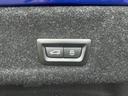 320d xDriveMスポーツエディションシャドー 認定中古車 ドライビングアシストプロフェッショナル パーキングアシストプラス ブラックレザーシート ヒーター プライバシーガラス アダプティブLEDライト 19アロイーホイール ミラー内臓ETC(35枚目)