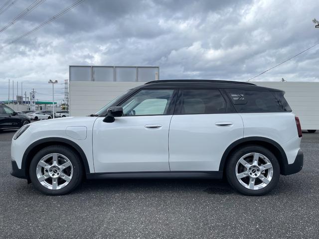 ＭＩＮＩ カントリーマンＥ　クラシック・トリム　認定中古車　ドライビングアシストプロフェッショナル　パーキングアシストプラス　アダプティブＬＥＤライト　ヘッドアップディスプレイ　１８アロイーホイール　プライバシーガラス　シートヒーター　ＥＴＣミラー（6枚目）