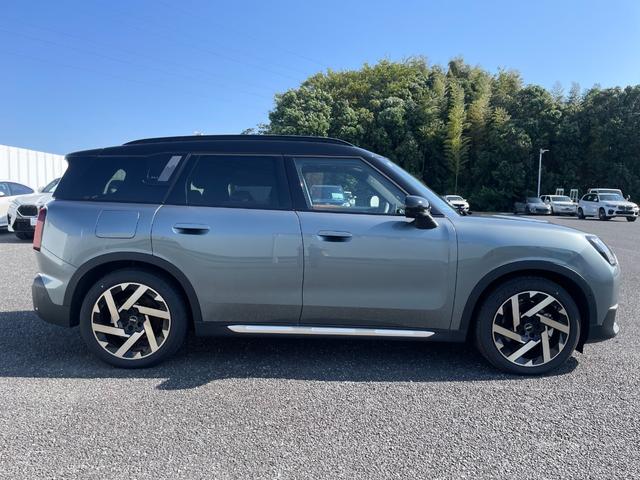 ＭＩＮＩ カントリーマンＳＥ　ＡＬＬ４　ＦＡＶＯＵＲＥＤ　ＴＲＩＭ　認定中古車／元デモカー／電気自動車／Ｍパッケージ（電動シート／ハーマンカードン／インテリアカメラ／プライバシーガラス）／ドライビングアシストプロ／パーキングアシストプラス／Ｆシートヒーター（5枚目）