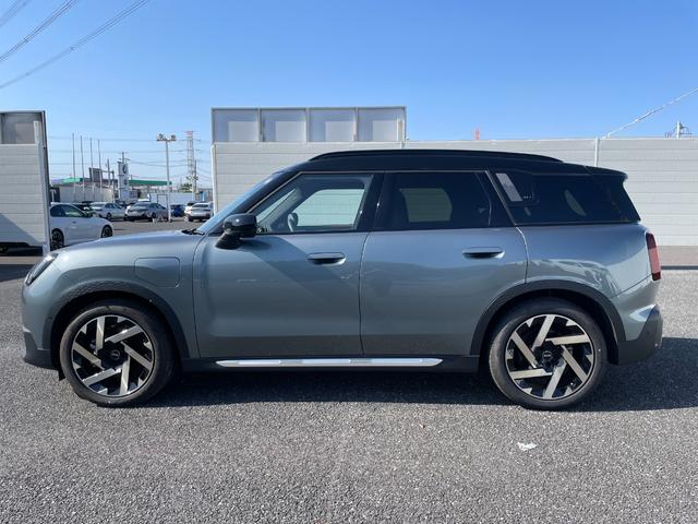 ＭＩＮＩ カントリーマンＳＥ　ＡＬＬ４　ＦＡＶＯＵＲＥＤ　ＴＲＩＭ　認定中古車／元デモカー／電気自動車／Ｍパッケージ（電動シート／ハーマンカードン／インテリアカメラ／プライバシーガラス）／ドライビングアシストプロ／パーキングアシストプラス／Ｆシートヒーター（6枚目）