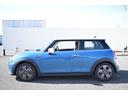 ＭＩＮＩ クーパー　プレミアムプラスパッケージクラシックトリム　認定中古車　シートヒーター　マルチディスプレイメーターパネル　障害物センサー　アップルカープレイ　ヘッドアップディスプレイ　Ｂｌｕｅｔｏｏｔｈオーディオ　衝突被害軽減ブレーキ　ワイヤレスチャージング（5枚目）