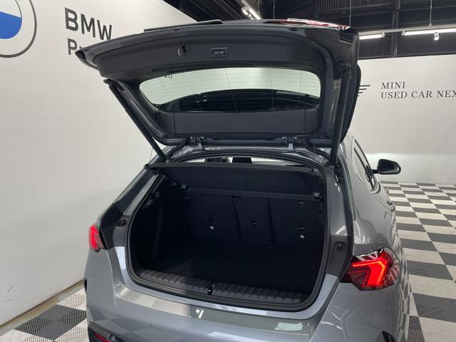 1シリーズ 120d テクノロジーパッケージ 高速渋滞時ハンズオフアシスト アラウンドビューカメラ ヘッドアップディスプレイ インテリアカメラ レーンキーピングアシスト アンビエントライト オートマチックテールゲート(9枚目)