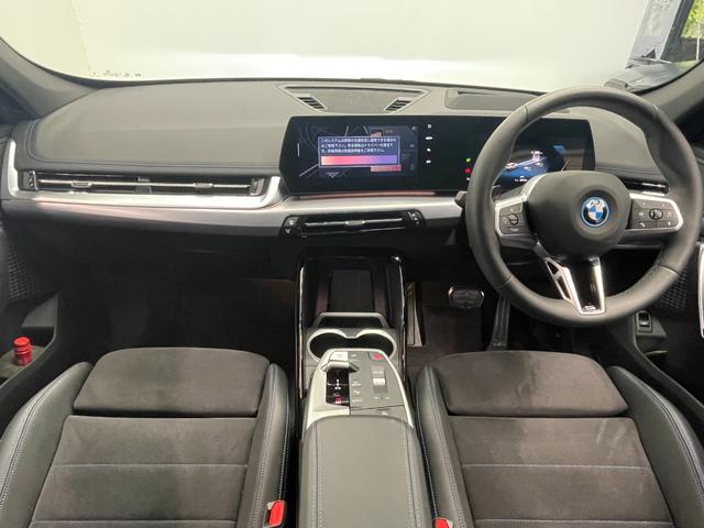 iX1 eDrive 20 Mスポーツ テクノロジーパッケージ ヘッドアップディスプレイ ライブコックピット ドライビングアシストプロ 高速渋滞時ハンズオフアシスト インテリアカメラ アダプティブLEDヘッドライト(3枚目)