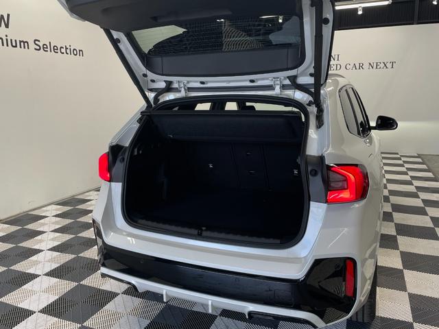 iX1 eDrive 20 Mスポーツ テクノロジーパッケージ ヘッドアップディスプレイ ライブコックピット ドライビングアシストプロ 高速渋滞時ハンズオフアシスト インテリアカメラ アダプティブLEDヘッドライト(12枚目)