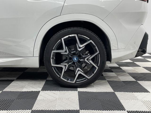 iX2 xDrive 30 Mスポーツ ハイラインパッケージ ハイラインパッケージ モカレザー パノラマガラスサンルーフ 20インチアルミ ステアリングヒーター アクティブシート harmankardonスピーカー カーブドディスプレイ フロントシートヒーター(16枚目)