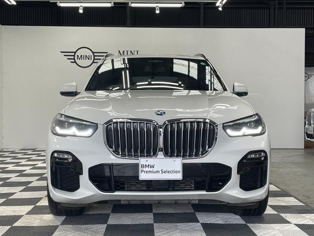 Ｘ５ ｘＤｒｉｖｅ　３５ｄ　Ｍスポーツ　スカイラウンジパノラマガラスサンルーフ　プラスパッケージ　　４ゾーンエアコンディショナー　保冷保温カップホルダー　ソフトクローズドア　２２インチアルミ　ｈａｒｍａｎｋａｒｄｏｎサウンドシステム（2枚目）