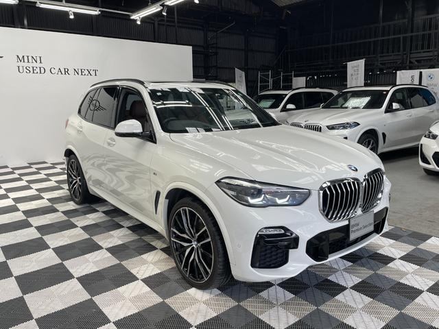 Ｘ５ ｘＤｒｉｖｅ　３５ｄ　Ｍスポーツ　スカイラウンジパノラマガラスサンルーフ　プラスパッケージ　　４ゾーンエアコンディショナー　保冷保温カップホルダー　ソフトクローズドア　２２インチアルミ　ｈａｒｍａｎｋａｒｄｏｎサウンドシステム（4枚目）