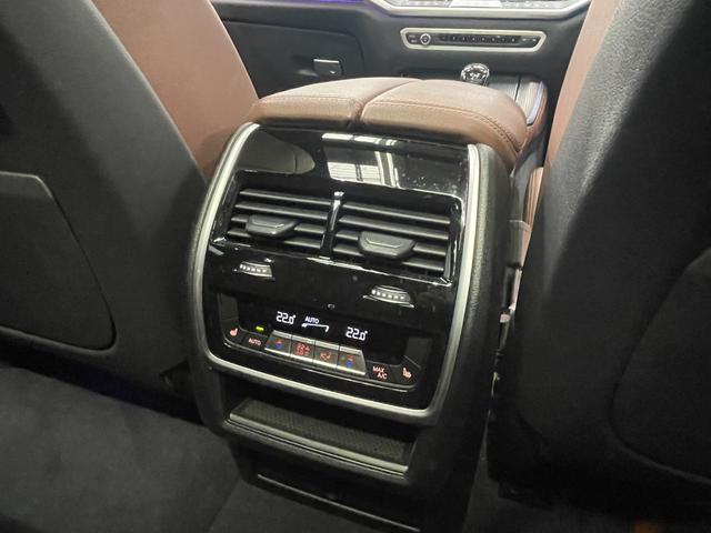 Ｘ５ ｘＤｒｉｖｅ　３５ｄ　Ｍスポーツ　スカイラウンジパノラマガラスサンルーフ　プラスパッケージ　　４ゾーンエアコンディショナー　保冷保温カップホルダー　ソフトクローズドア　２２インチアルミ　ｈａｒｍａｎｋａｒｄｏｎサウンドシステム（27枚目）