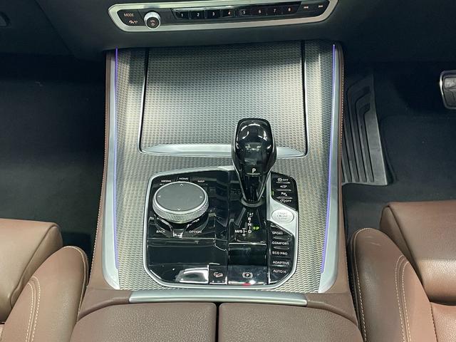 Ｘ５ ｘＤｒｉｖｅ　３５ｄ　Ｍスポーツ　スカイラウンジパノラマガラスサンルーフ　プラスパッケージ　　４ゾーンエアコンディショナー　保冷保温カップホルダー　ソフトクローズドア　２２インチアルミ　ｈａｒｍａｎｋａｒｄｏｎサウンドシステム（55枚目）