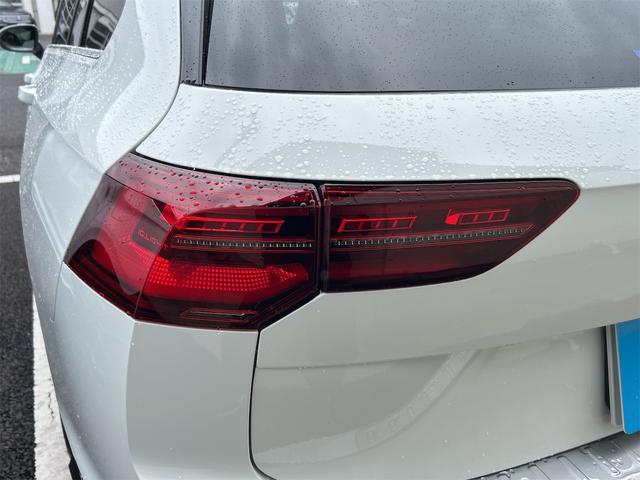 ゴルフヴァリアント ＴＤＩ　Ｒライン　プラチナムエディション　バックカメラ　ナビ　オートクルーズコントロール　衝突被害軽減システム　アルミホイール　オートライト　ＬＥＤヘッドランプ　ヘッドライトウォッシャー　サンルーフ　スマートキー（16枚目）
