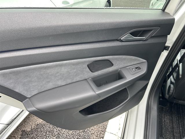 ゴルフヴァリアント ＴＤＩ　Ｒライン　プラチナムエディション　バックカメラ　ナビ　オートクルーズコントロール　衝突被害軽減システム　アルミホイール　オートライト　ＬＥＤヘッドランプ　ヘッドライトウォッシャー　サンルーフ　スマートキー（29枚目）