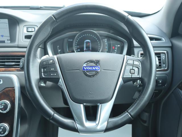 Ｖ７０ Ｔ４　クラシック　ｈａｒｍａｎ／ｋａｒｄｏｎプレミアムサウンド　チルトアップ機構付き電動サンルーフ　インスクリプションプログラムインテリア　ウォールナットウッドパネル　ＣＵＲＴ製ヒッチメンバー　アイドリングストップ（12枚目）