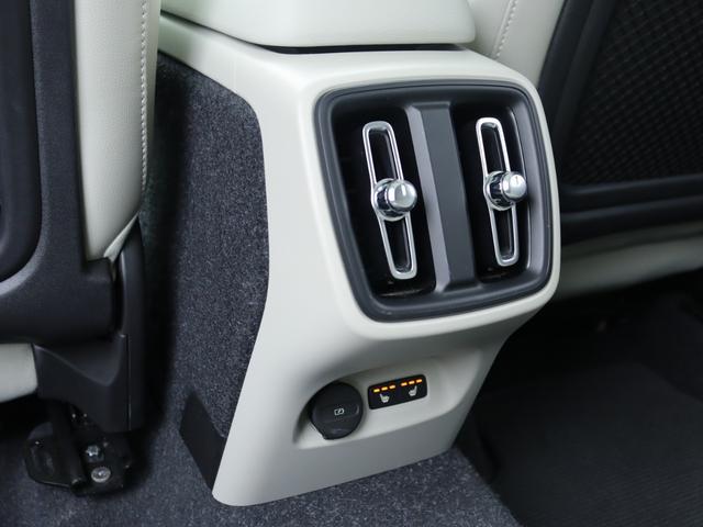 XC40 B4 AWD インスクリプション ワンオーナー harman/kardonプレミアムオーディオ パノラマガラスサンルーフ オレフォスクリスタルシフトノブ 本革シート ステアリングヒーター リアシートヒーター ドライブレコーダー 禁煙車(39枚目)