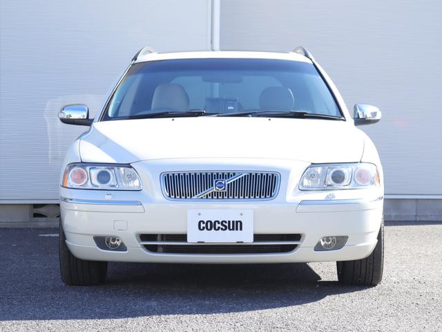 V70 ホワイトパールエディション ワンオーナー 特別限定車 クローム・ドアミラーカバー/ドアハンドル リアルーフスポイラー 17インチアルミホイール アクティブバイキセノンヘッドライト ガラス・サンルーフ 禁煙車(5枚目)