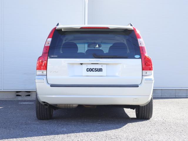 V70 ホワイトパールエディション ワンオーナー 特別限定車 クローム・ドアミラーカバー/ドアハンドル リアルーフスポイラー 17インチアルミホイール アクティブバイキセノンヘッドライト ガラス・サンルーフ 禁煙車(9枚目)