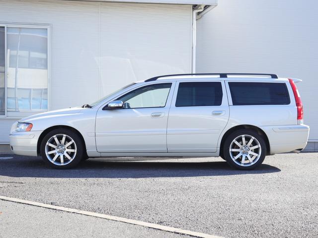 V70 ホワイトパールエディション ワンオーナー 特別限定車 クローム・ドアミラーカバー/ドアハンドル リアルーフスポイラー 17インチアルミホイール アクティブバイキセノンヘッドライト ガラス・サンルーフ 禁煙車(11枚目)