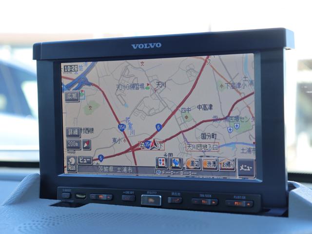 V70 ホワイトパールエディション ワンオーナー 特別限定車 クローム・ドアミラーカバー/ドアハンドル リアルーフスポイラー 17インチアルミホイール アクティブバイキセノンヘッドライト ガラス・サンルーフ 禁煙車(17枚目)