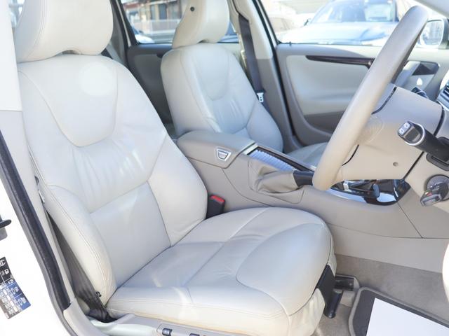 V70 ホワイトパールエディション ワンオーナー 特別限定車 クローム・ドアミラーカバー/ドアハンドル リアルーフスポイラー 17インチアルミホイール アクティブバイキセノンヘッドライト ガラス・サンルーフ 禁煙車(25枚目)