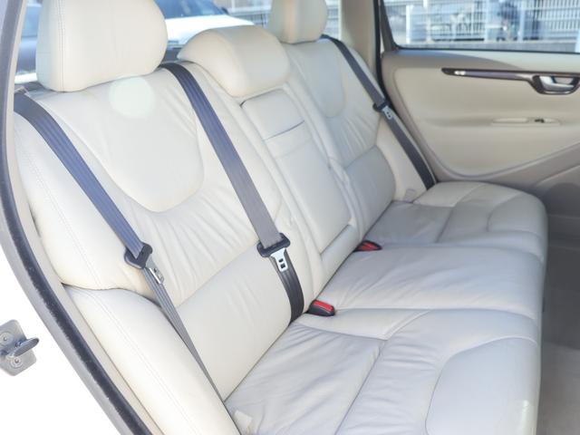 V70 ホワイトパールエディション ワンオーナー 特別限定車 クローム・ドアミラーカバー/ドアハンドル リアルーフスポイラー 17インチアルミホイール アクティブバイキセノンヘッドライト ガラス・サンルーフ 禁煙車(29枚目)