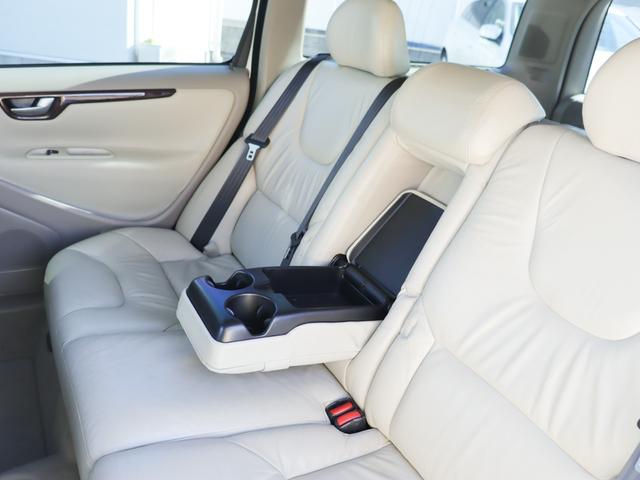 V70 ホワイトパールエディション ワンオーナー 特別限定車 クローム・ドアミラーカバー/ドアハンドル リアルーフスポイラー 17インチアルミホイール アクティブバイキセノンヘッドライト ガラス・サンルーフ 禁煙車(30枚目)