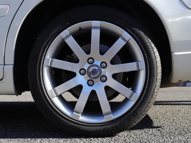 V70 ホワイトパールエディション ワンオーナー 特別限定車 クローム・ドアミラーカバー/ドアハンドル リアルーフスポイラー 17インチアルミホイール アクティブバイキセノンヘッドライト ガラス・サンルーフ 禁煙車(44枚目)