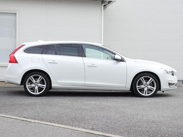 Ｖ６０ Ｄ４　クラシック　本革シート　シートヒーター　パワーシート　アーバンウッドパネル　チルトアップ機構付サンルーフ　ナビゲーション　リアビューカメラ　１８インチアルミホイール　ドライブレコーダー　キーレスドライブ　禁煙（7枚目）