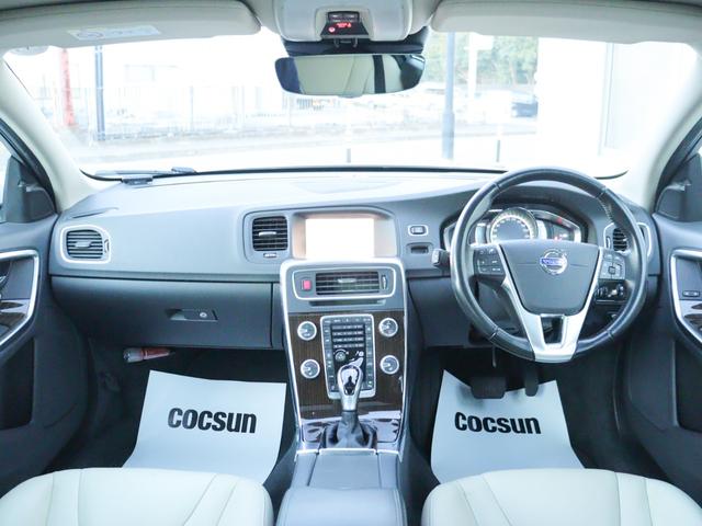 Ｖ６０ Ｄ４　クラシック　チルトアップ機構付サンルーフ　ソフトベージュ本革シート　シートヒーター　パワーシート　ナビゲーション　リアビューカメラ　１８インチアルミホイール　アーバンウッドパネル　アイドリングストップ　禁煙車（4枚目）