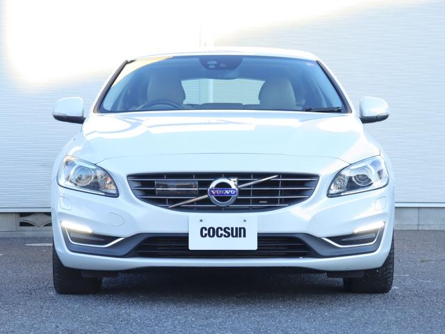 Ｖ６０ Ｄ４　クラシック　チルトアップ機構付サンルーフ　ソフトベージュ本革シート　シートヒーター　パワーシート　ナビゲーション　リアビューカメラ　１８インチアルミホイール　アーバンウッドパネル　アイドリングストップ　禁煙車（5枚目）