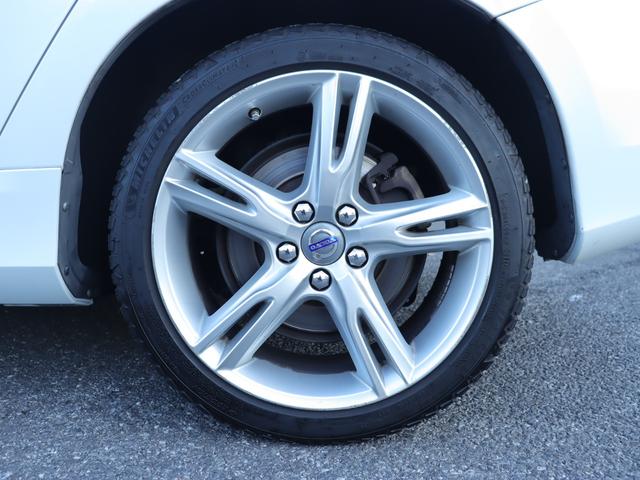 Ｖ６０ Ｄ４　クラシック　チルトアップ機構付サンルーフ　ソフトベージュ本革シート　シートヒーター　パワーシート　ナビゲーション　リアビューカメラ　１８インチアルミホイール　アーバンウッドパネル　アイドリングストップ　禁煙車（42枚目）