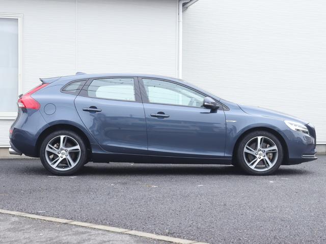 Ｖ４０ Ｔ３　モメンタム　シティウェーブ／テキスタイルシート　運転席パワーシート　アイドリングストップ　ナビゲーション　リアビューカメラ　ドライブレコーダー　キーレスドライブ　１７インチアルミホイール　ＢＬＩＳ　ＡＣＣ　禁煙車（7枚目）