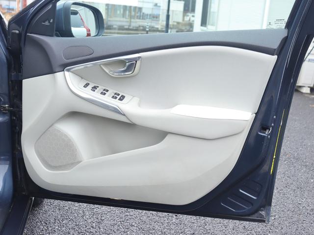 Ｖ４０ Ｔ３　モメンタム　シティウェーブ／テキスタイルシート　運転席パワーシート　アイドリングストップ　ナビゲーション　リアビューカメラ　ドライブレコーダー　キーレスドライブ　１７インチアルミホイール　ＢＬＩＳ　ＡＣＣ　禁煙車（24枚目）