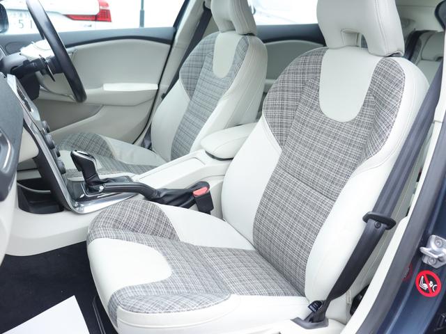 Ｖ４０ Ｔ３　モメンタム　シティウェーブ／テキスタイルシート　運転席パワーシート　アイドリングストップ　ナビゲーション　リアビューカメラ　ドライブレコーダー　キーレスドライブ　１７インチアルミホイール　ＢＬＩＳ　ＡＣＣ　禁煙車（28枚目）