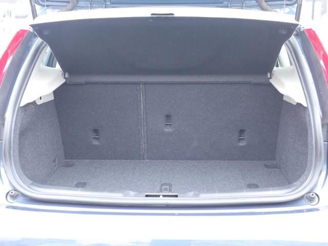 Ｖ４０ Ｔ３　モメンタム　シティウェーブ／テキスタイルシート　運転席パワーシート　アイドリングストップ　ナビゲーション　リアビューカメラ　ドライブレコーダー　キーレスドライブ　１７インチアルミホイール　ＢＬＩＳ　ＡＣＣ　禁煙車（33枚目）