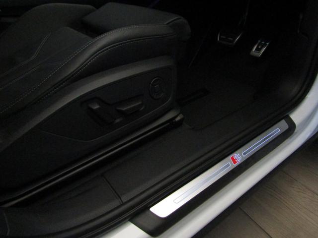 Ｑ３ ３５ＴＦＳＩ　Ｓライン　コンビニ＆アシスｐｋｇ（前席電動調節ヒーター付き／運転・安全・渋滞アシスト／電動テール）／プラスｐｋｇ（パーシャルレザー／室内色ライト／灰１９インチＡＷ／後席ＵＳＢ）／テクノロジーｐｋｇ（置き充電）（47枚目）