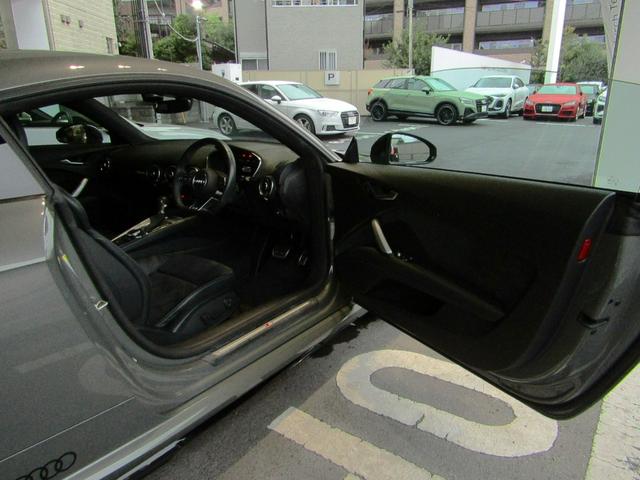 ＴＴクーペ ４０ＴＦＳＩ　Ｓラインｐｋｇ／コンフォートｐｋｇ／ブラックハイグロススタイリングｐｋｇ／ＯＰ５アームスターデザインコントラストグレー１９インチＡＷ／マトリクスＬＥＤヘッドライト／プライバシーガラス／クルコン（10枚目）