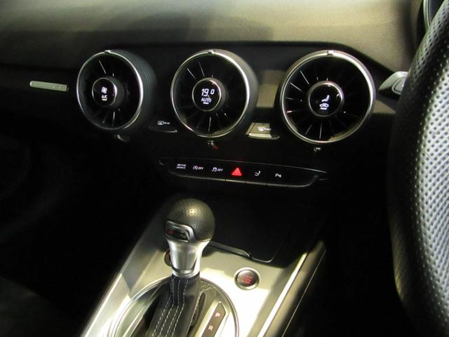ＴＴクーペ ４０ＴＦＳＩ　Ｓラインｐｋｇ／コンフォートｐｋｇ／ブラックハイグロススタイリングｐｋｇ／ＯＰ５アームスターデザインコントラストグレー１９インチＡＷ／マトリクスＬＥＤヘッドライト／プライバシーガラス／クルコン（17枚目）