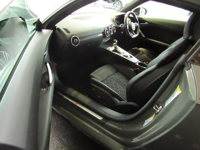 ＴＴクーペ ４０ＴＦＳＩ　Ｓラインｐｋｇ／コンフォートｐｋｇ／ブラックハイグロススタイリングｐｋｇ／ＯＰ５アームスターデザインコントラストグレー１９インチＡＷ／マトリクスＬＥＤヘッドライト／プライバシーガラス／クルコン（77枚目）