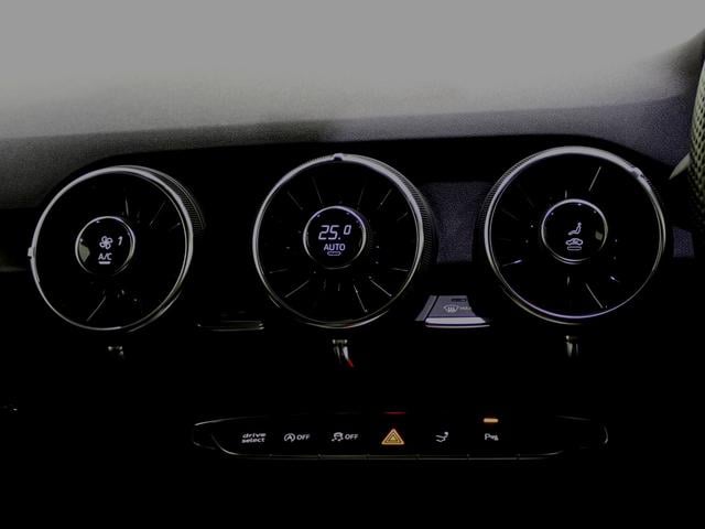 TTクーペ 45TFSIクワトロ Sラインパッケージ S line エクステリアパッケージ・S line パッケージ・アルカンターラ/レザー・クルーズコントロール・コントロールコード・コンフォートパッケージ・マトリクスLEDヘッドライト(16枚目)