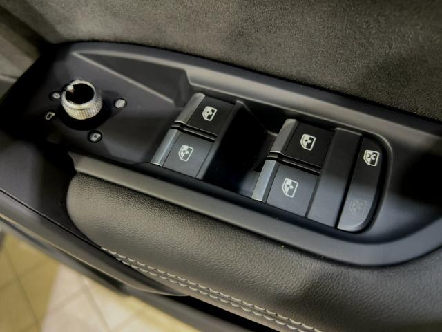 Ｑ５ ４０ＴＤＩクワトロ　Ｓライン　プライバシーガラス／純正ＴＶ／Ｓライン＋パッケージ（アーティフィシャルインテリアレザー／シートヒーター前後／アコースティックガラス前サイド）／スポーツシートダイナミカレザー／ブラックグラスパネル（42枚目）