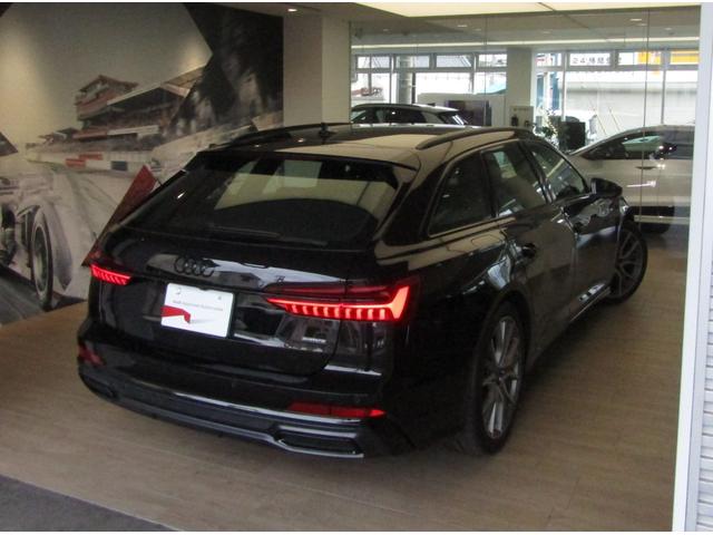 プライバシーガラス、そして２１インチの５Ｖスポークダイナミックデザイングラファイトグレーのアルミホイールを装備した。