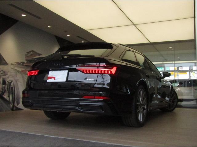 ボディカラーは、通常Ａｕｄｉ　ｅｘｃｌｕｓｉｖｅとしてカスタム化オプションとして提供されている「スズカグレーメタリック」を採用した。