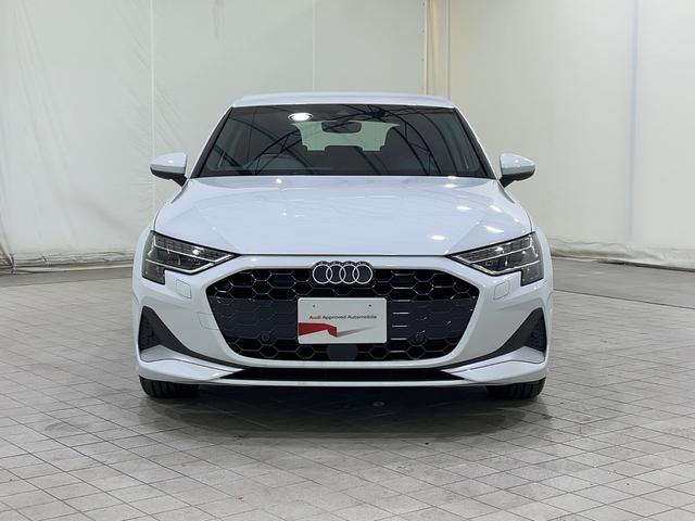 トランスミッションは７速Ｓトロニックを採用。　エクステリアは、ダイナミックでプログレッシブ、さらにエモーショナルなモデルに進化。