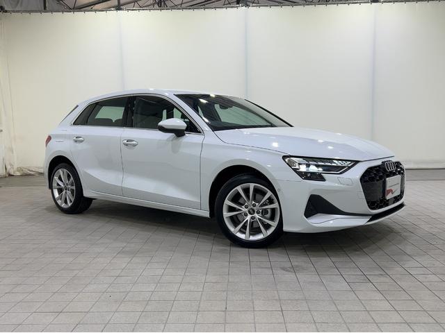 新しいデザインのフレームレス六角形シングルフレームは、よりフラットでワイドな形状となった。