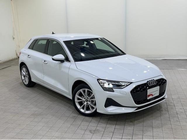 このシングルフレームグリルは、ＬＥＤヘッドライト、左右の大型サイドインテークをつなぐ印象的なフロントスポイラー、同様の特徴をもつリヤディフューザーとともに、