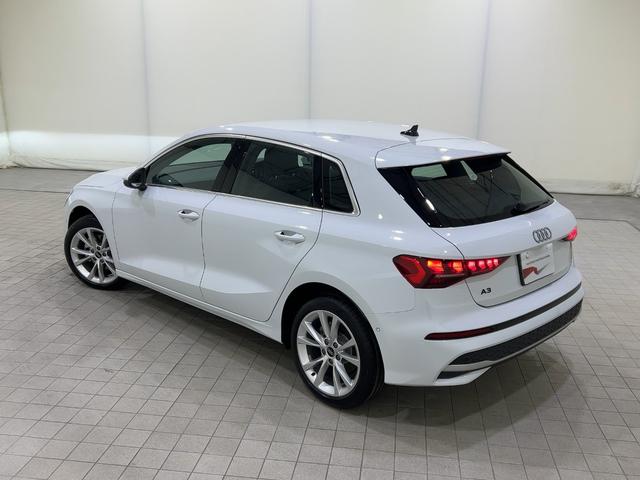 ナビゲーションパッケージを標準として利便性を高めるとともに、マルチカラーアンビエントライティングに、イルミネーテッドドアパネルを追加したアンビエントライティングプロにより、