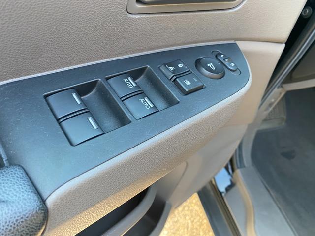 オデッセイ ＥＸ－Ｌ　サンルーフ　レザーシート　１７インチアルミ　ルーフレール　クロスバー　クルーズコントロール　両側電動スライドドア　パワーテールゲート　ＥＴＣ　ナビ付（16枚目）