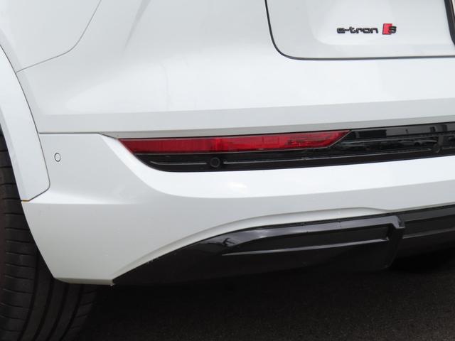 ｅ－トロンＳスポーツバック ベースグレード　デジタルマトリクスＬＥＤ　アルミホイール５Ｙスポークローターデザイン　バーチャルエクステリアミラー　パノラマサンルーフ　ブラックスタイリング　カラードブレーキキャリパー　オレンジ　認定中古車　ＥＴＣ（25枚目）
