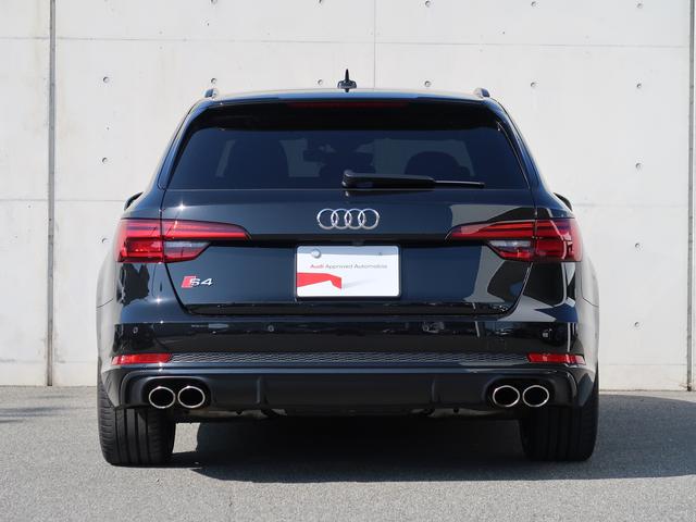 徹底的にシンプルながらも、際立つ個性。運転に良い影響を与えない余分な装飾類を極力排除しております。