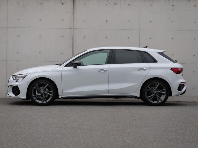 Ａ３ スポーツバック３０ＴＦＳＩ　Ｓライン　マトリクスＬＥＤヘッドライト　ダイナミックターンインディケーター　ブラックＡｕｄｉ　ｒｉｎｇｓ＆ブラックスタイリングパッケージ　ラグジュアリーパッケージ／Ｓ　ｌｉｎｅプラスパッケージ（5枚目）